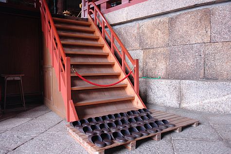 20070725_Toda-Ji_altar_slippers.jpg