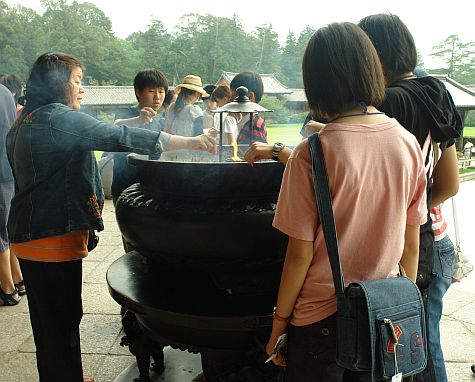 20070725_Toda-Ji_entry_incense.jpg