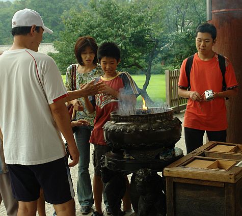 20070725_Toda-Ji_gate_incense.jpg