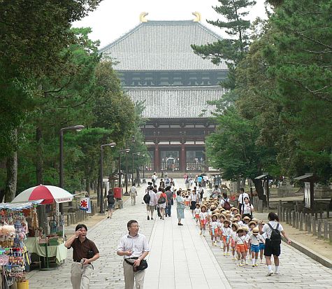 20070725_Toda-Ji_walk_gate_children.jpg