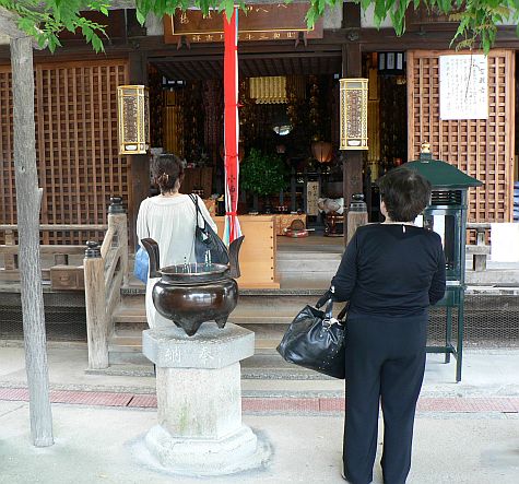 20070725_Kofuku-Ji_offering_hall_urn.jpg