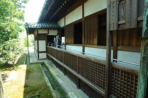 20070726_Nijo_Ninomaru_Palace_courtyard_windows.jpg