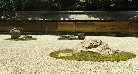20070726_Ryoan-ji_rock_garden_three_islands.jpg
