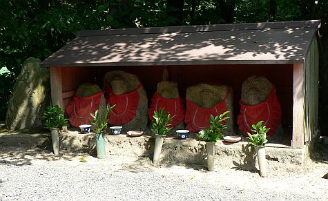 20070726_Ryoan-ji_stones_shed.jpg