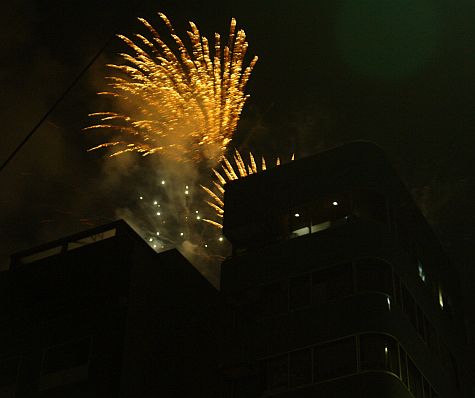 20070728_Sumida_River_fireworks_yellow.jpg