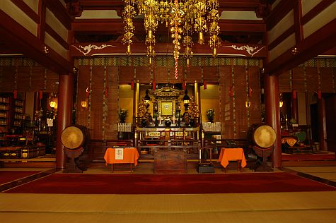 20070811_Ameyoko_Tokudai-ji_altar_central.jpg