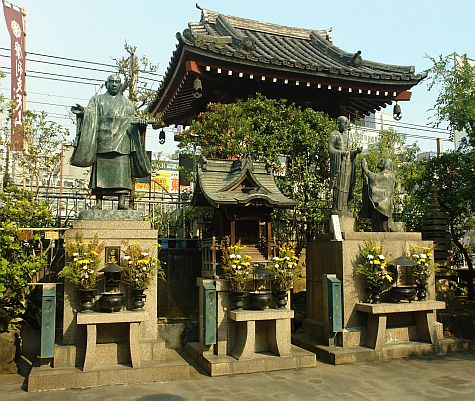20070811_Ameyoko_Tokudai-ji_statues.jpg
