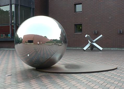20070811_Metropolitan_Art_Museum_courtyard_jacks.jpg