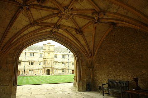 20070902_Merton_College_front_quad_northwest_arch.jpg