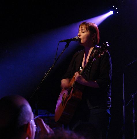 20070926_ModClub_SuzanneVega_eyes_closed.jpg