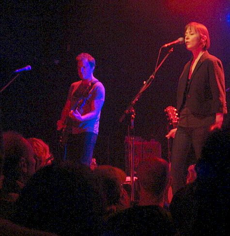 20070926_ModClub_SuzanneVega_guitarist.jpg