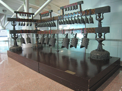 DI_20080308_Beijing_Capital_Airport_bells.jpg